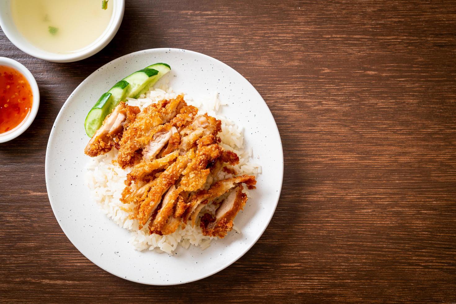 riz au poulet hainanais avec poulet frit photo