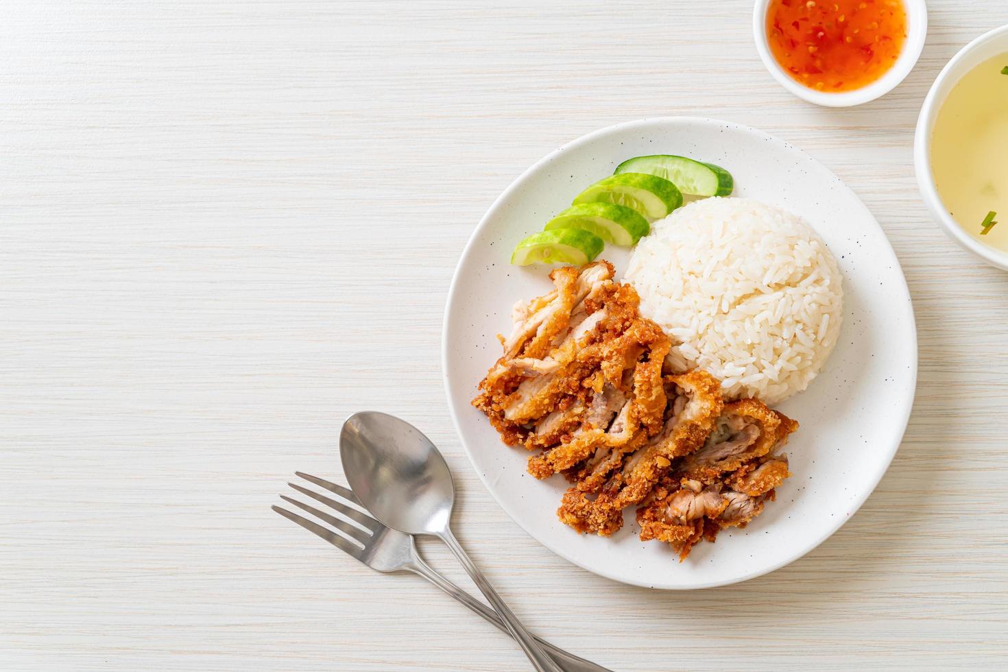 riz au poulet hainanais avec poulet frit photo