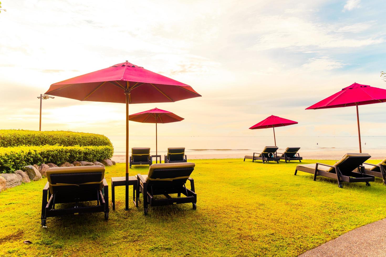 parapluie avec chaise avec fond de plage de mer et lever de soleil le matin photo