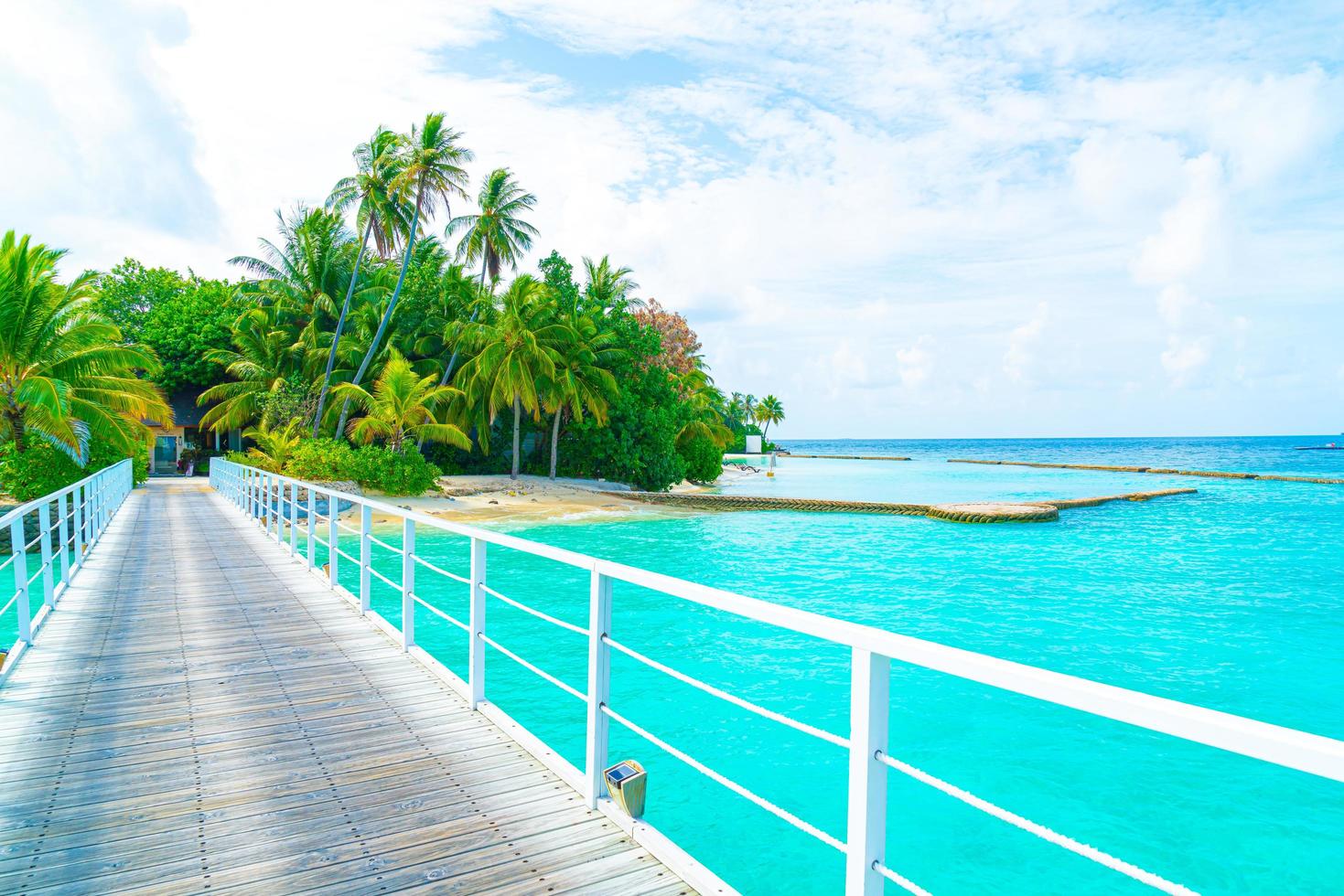 bel hôtel de villégiature tropical maldives et île avec plage et mer photo