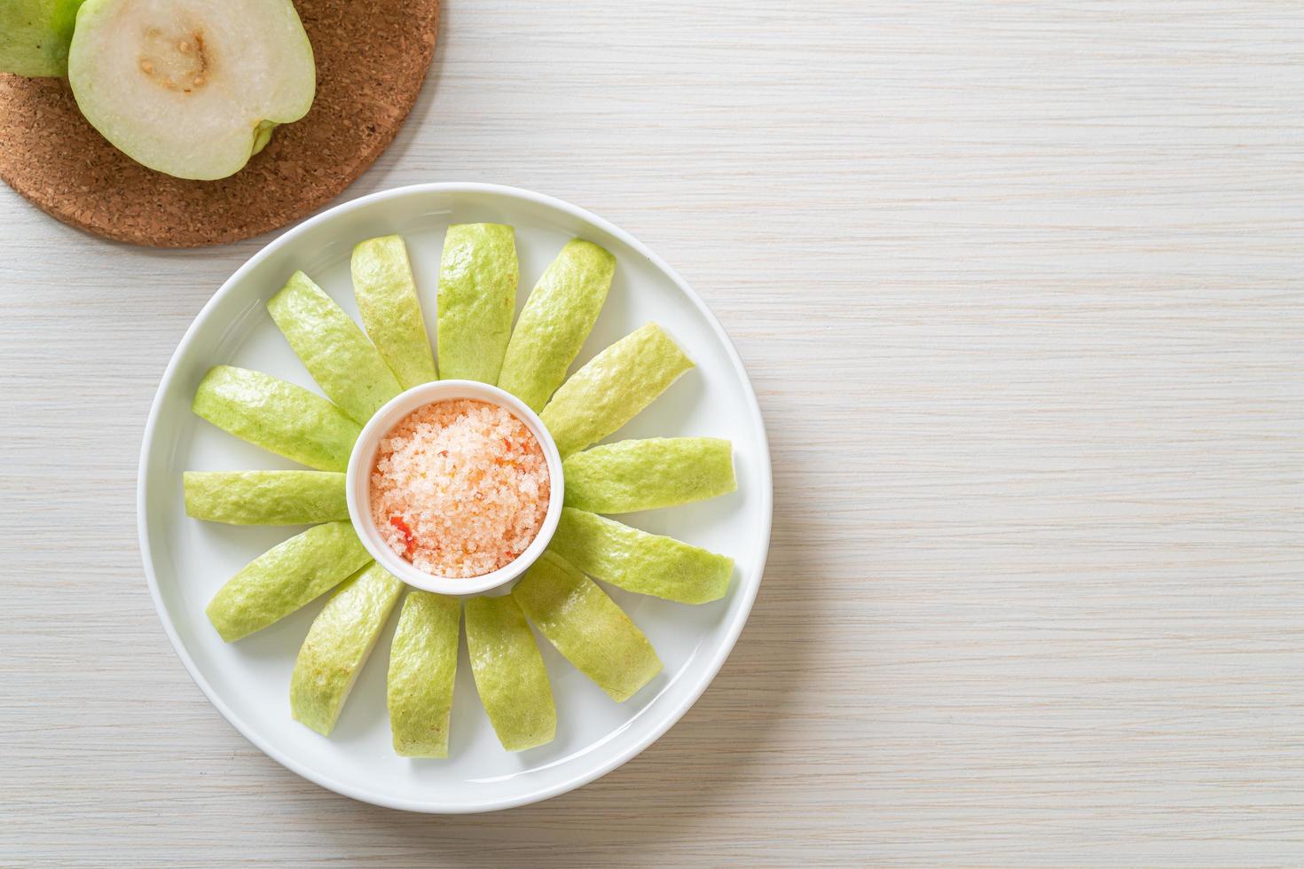 trempette de goyave avec piment et sel photo