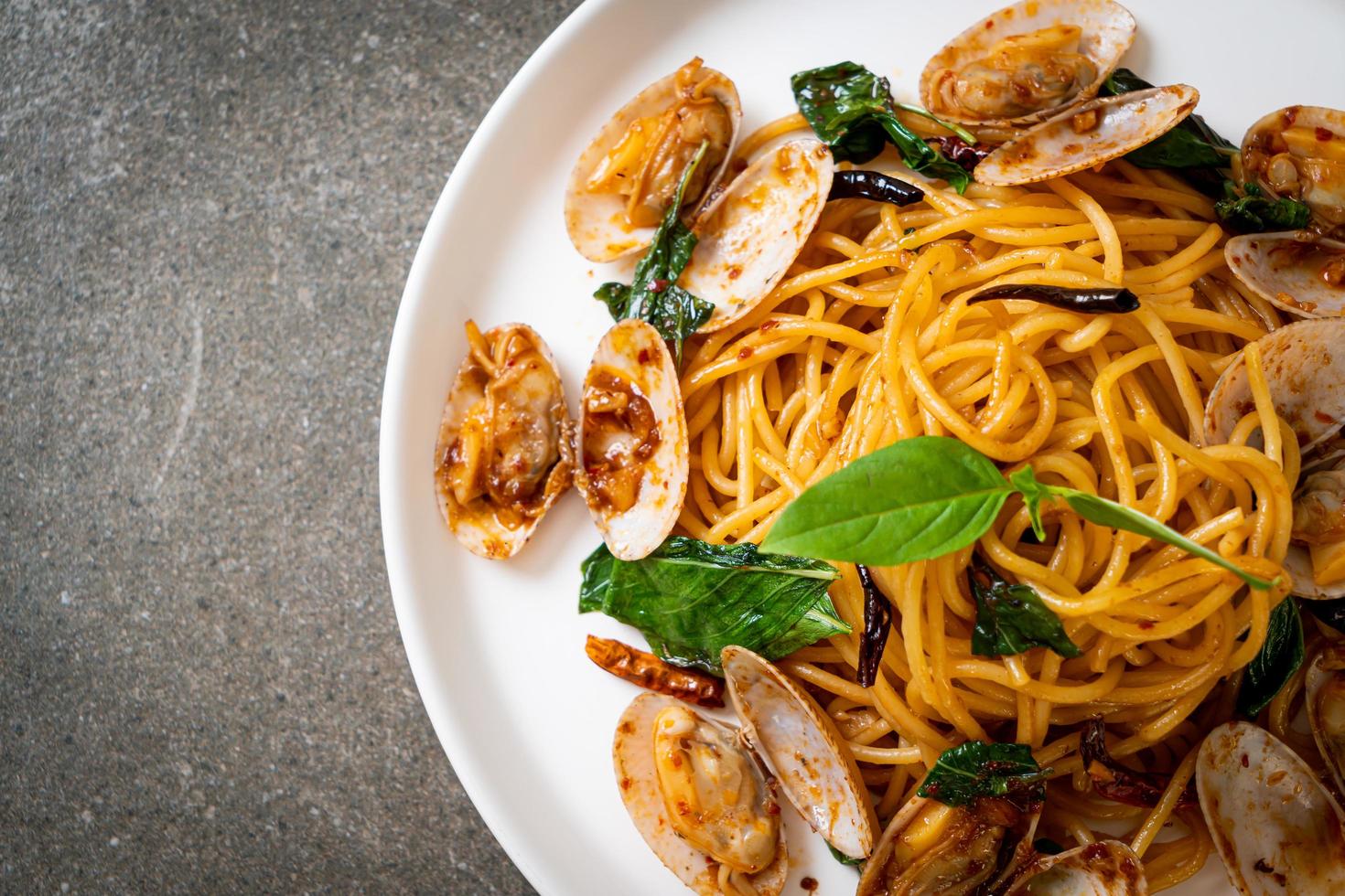 spaghetti sauté aux palourdes, ail et piment photo