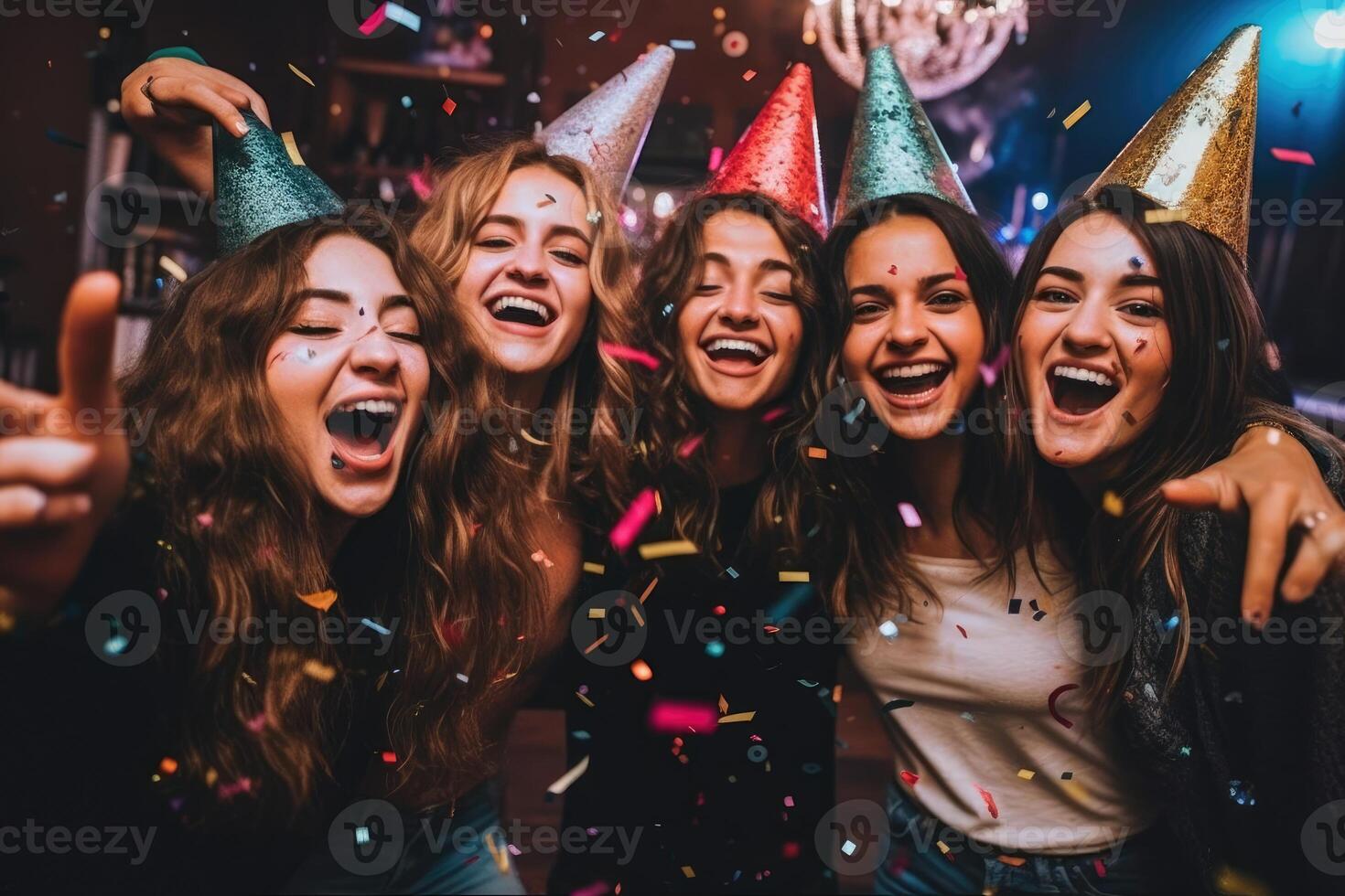 groupe de Jeune les filles et garçons copains célébrer Nouveau années veille avec en buvant lunettes. génératif ai photo