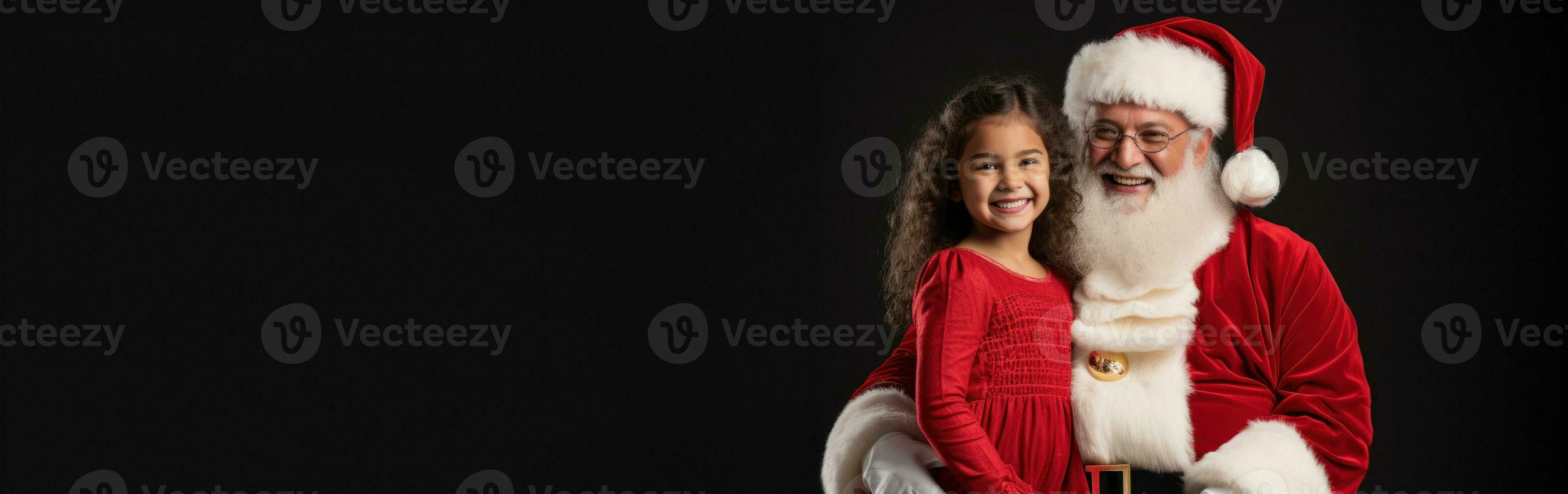 une Père Noël claus des stands isolé sur une noir Contexte. photo