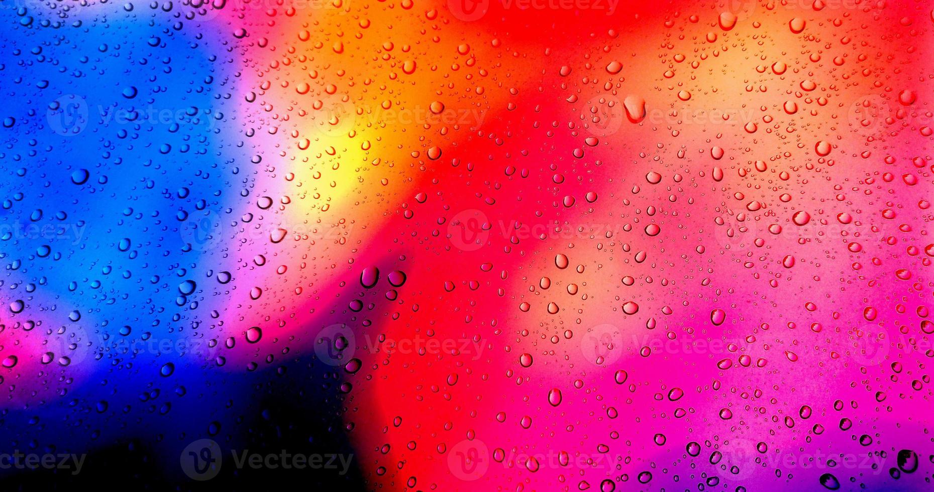 gouttes de pluie sur fond de fenêtre en verre coloré photo