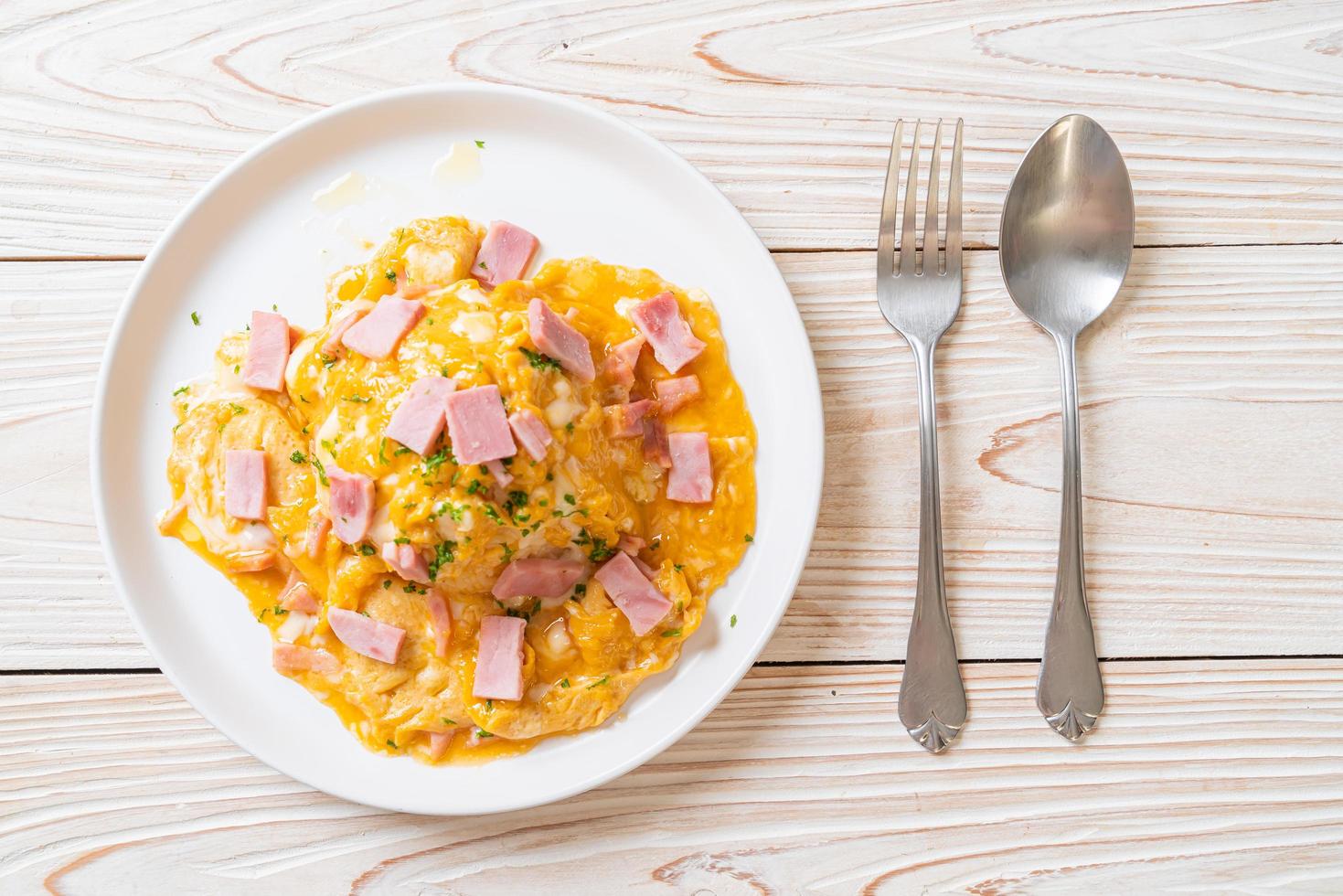 omelette crémeuse au jambon sur riz photo