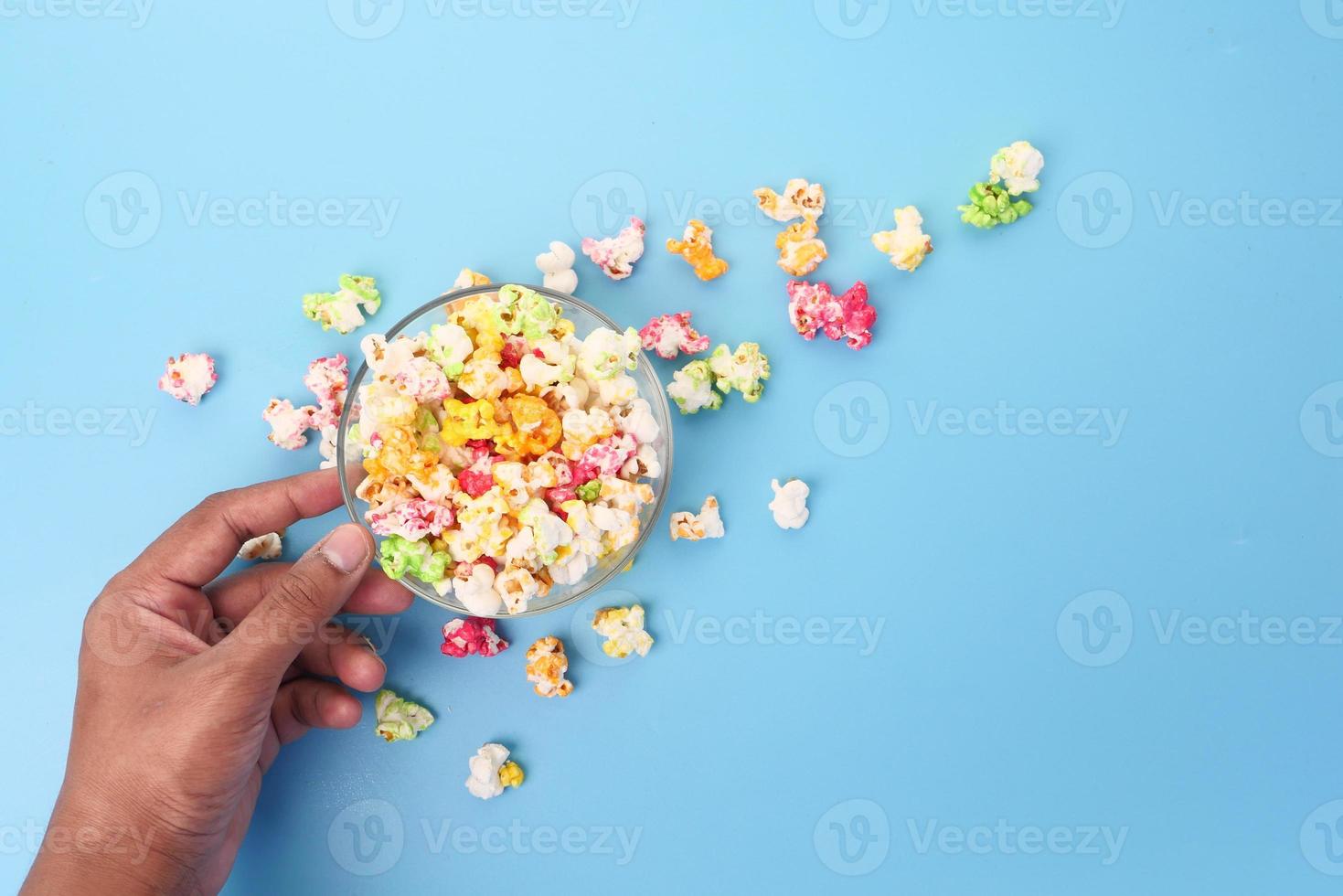 jeune homme, manger, pop-corn, vue dessus photo