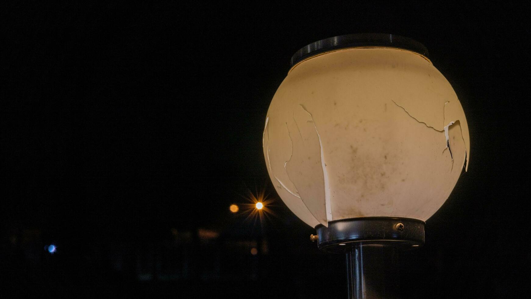 fermer vue de coloré et fissuré sphérique laiteux blanc verre lumières. photo