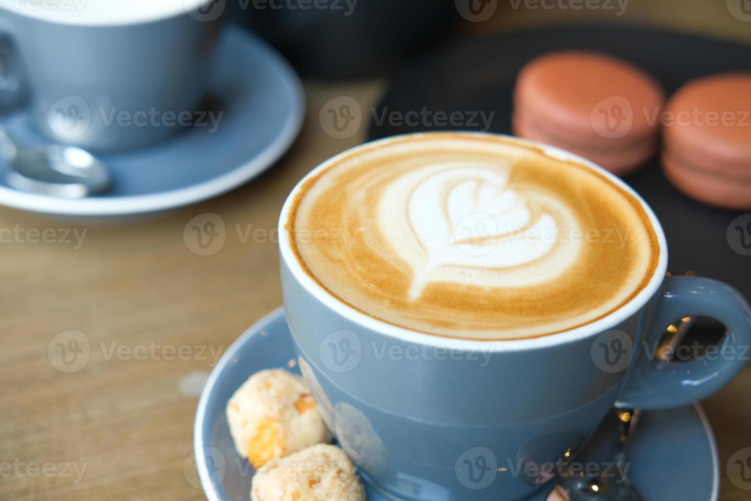 tasse de café tardif avec un design en forme de fleur sur le dessus au café photo