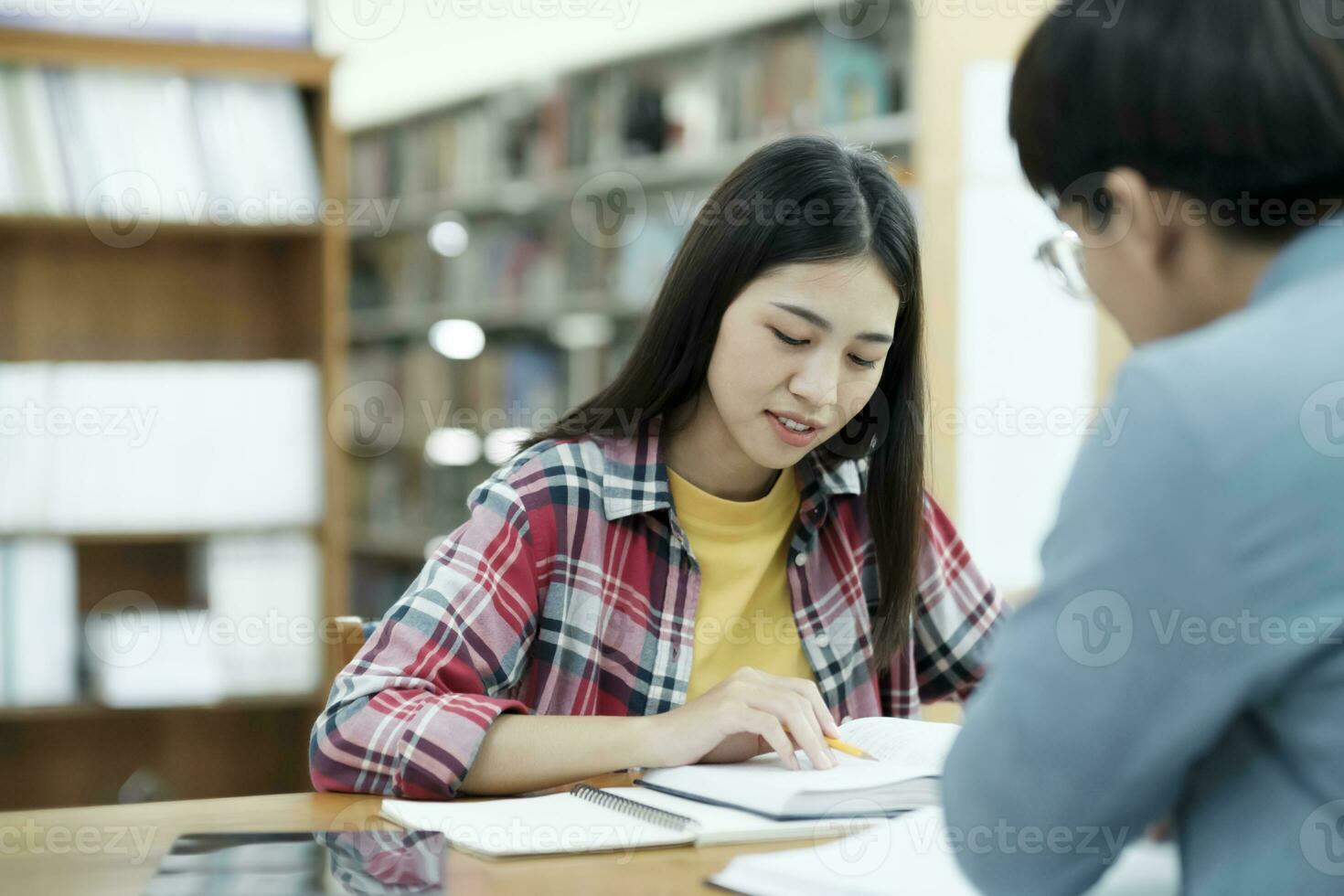 Jeune élèves Campus aide ami contagieux en haut et apprentissage. photo