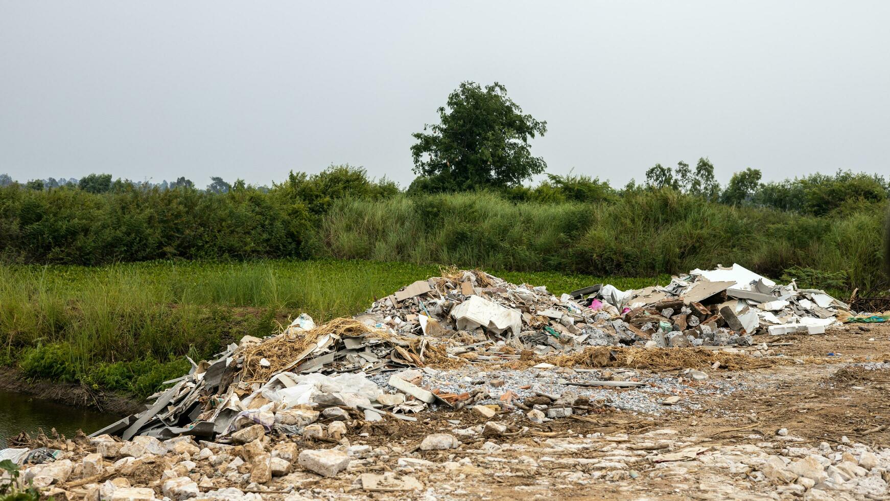 paysage de piles de béton débris et blanc carrelé plafonds étant vidé ensemble. photo