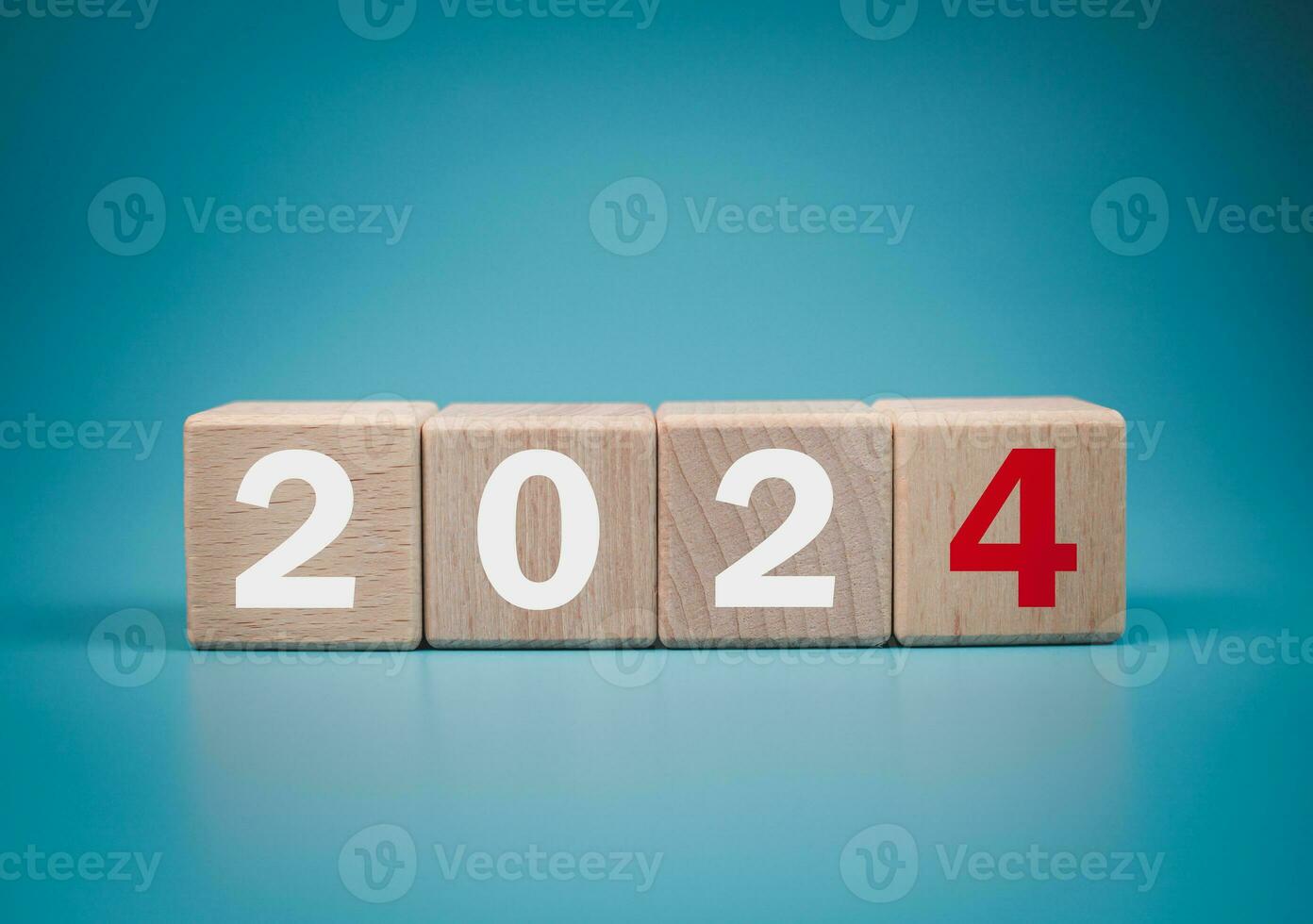 en bois blocs doublé en haut avec le des lettres 2024. représente le objectif réglage pour 2024, le concept de une commencer. financier Planification développement stratégie affaires objectif paramètre. photo