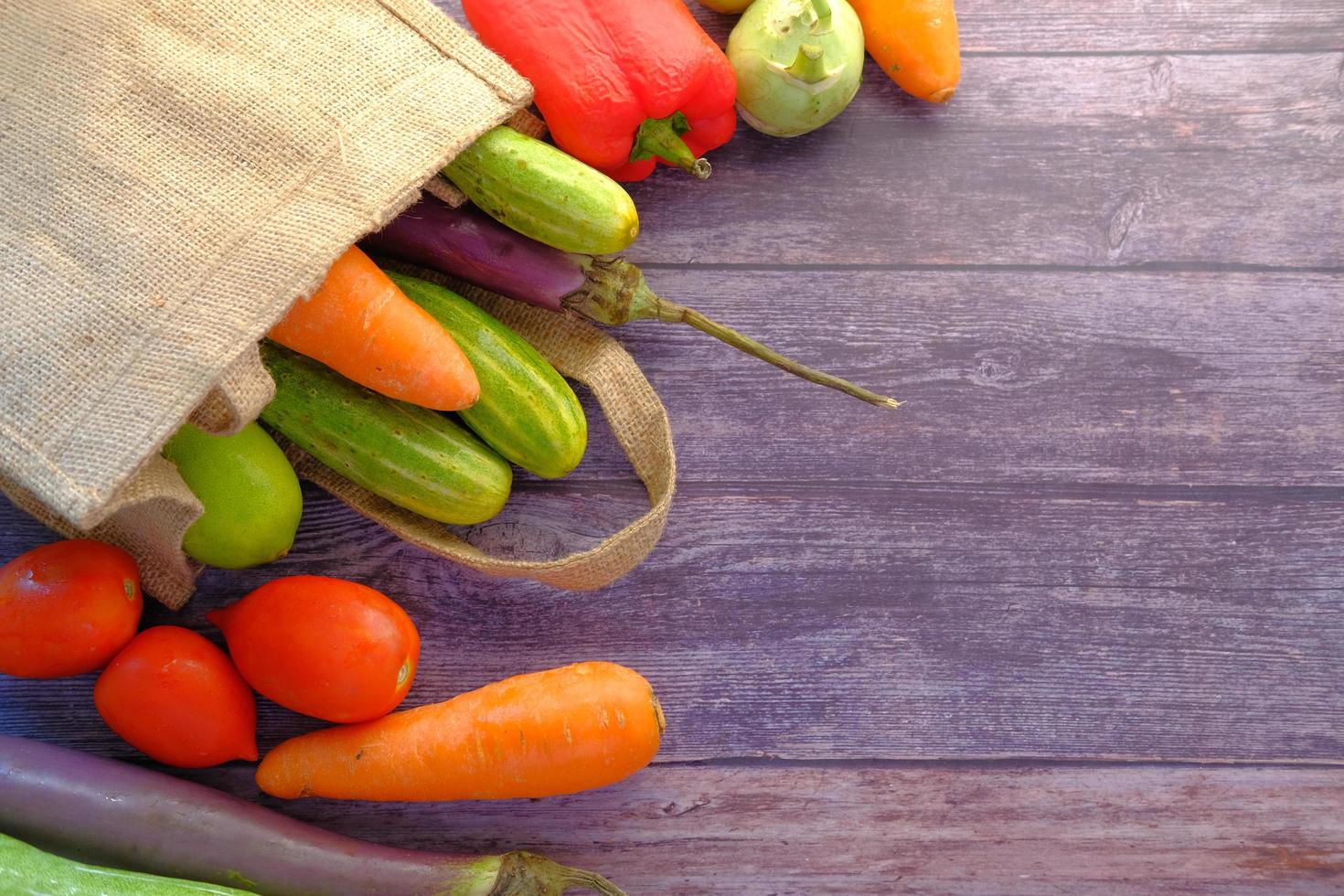 aliments sains avec des légumes en sac réutilisables en papier sur fond blanc.. photo