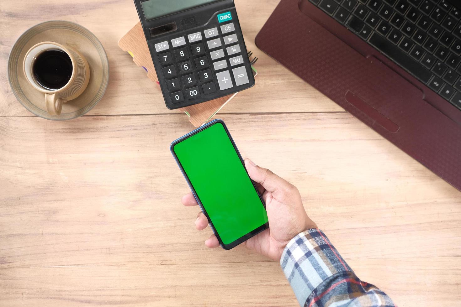 Vue de dessus de la main de l'homme à l'aide d'un téléphone intelligent sur le bureau photo