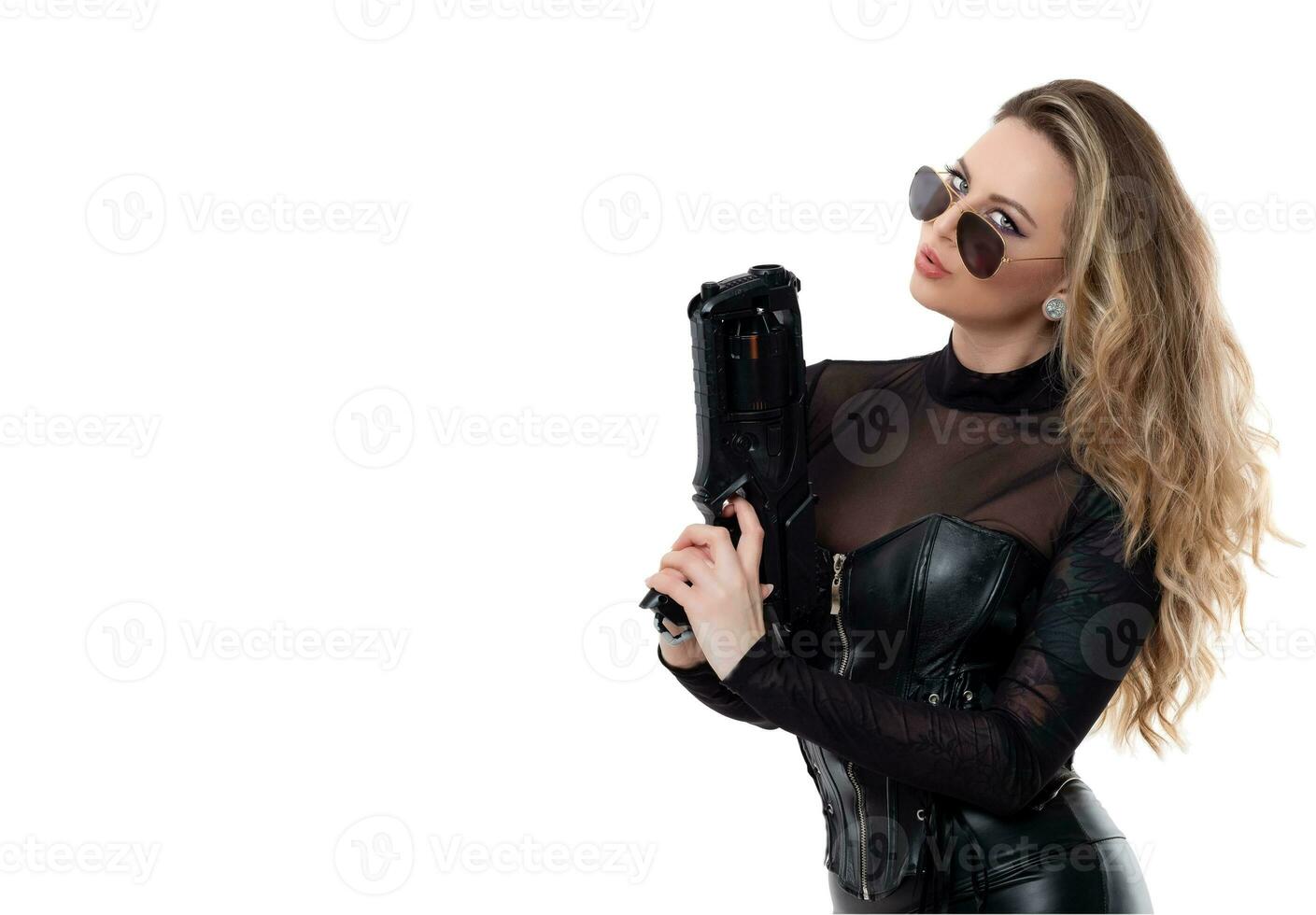 beau sexy femme dans le maillot de corps et corset avec pistolet photo