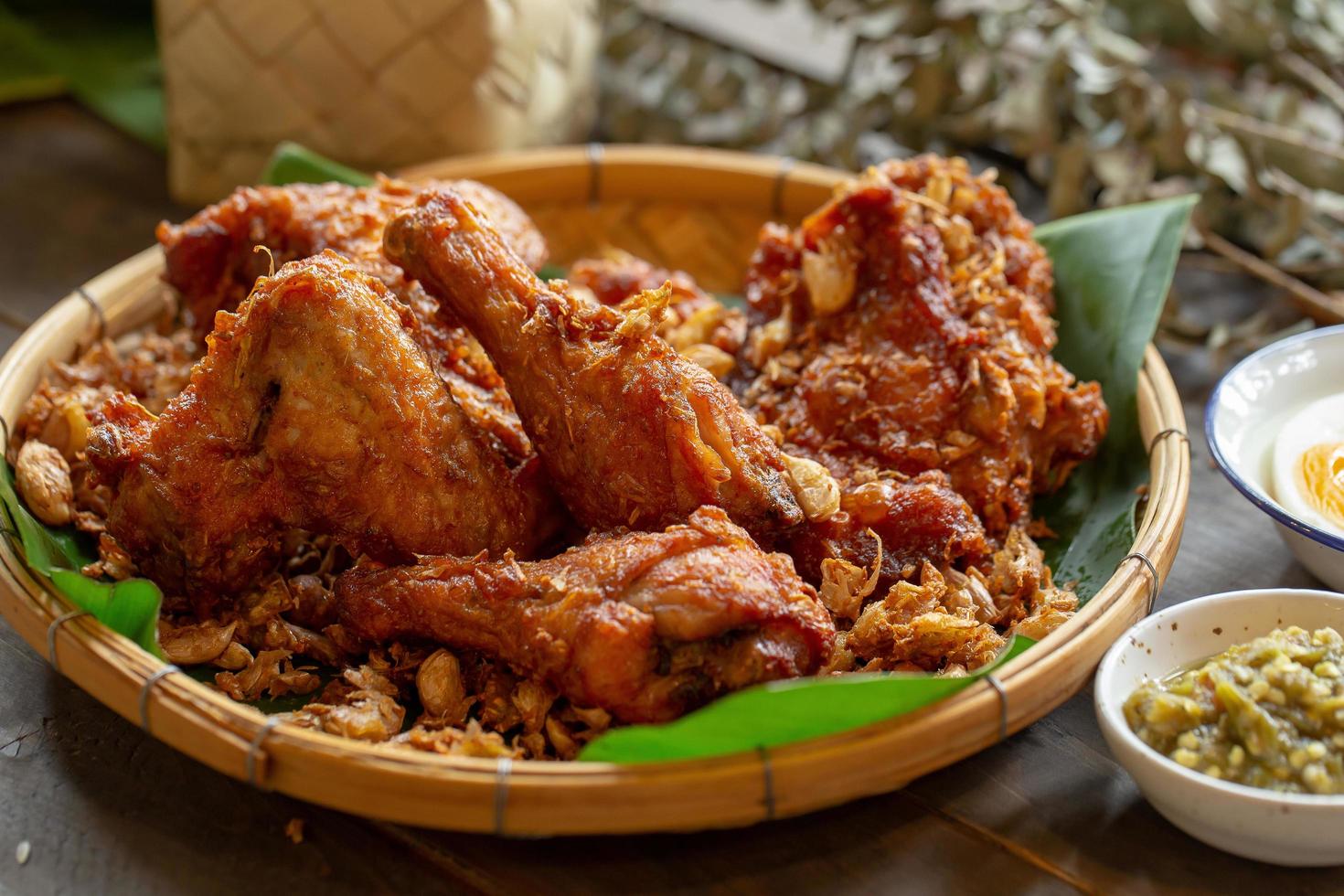 poulet frit à l'ail sur une table en bois photo