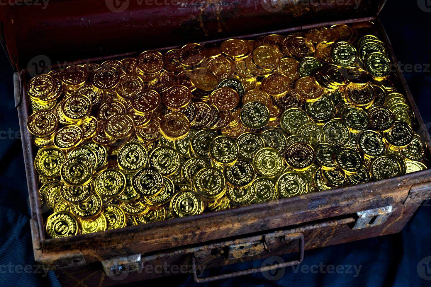 empiler des pièces d'or dans un coffre au trésor photo