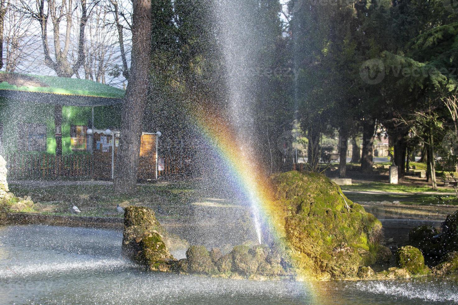 arc-en-ciel sur la fontaine d'un parc de la ville de terni photo