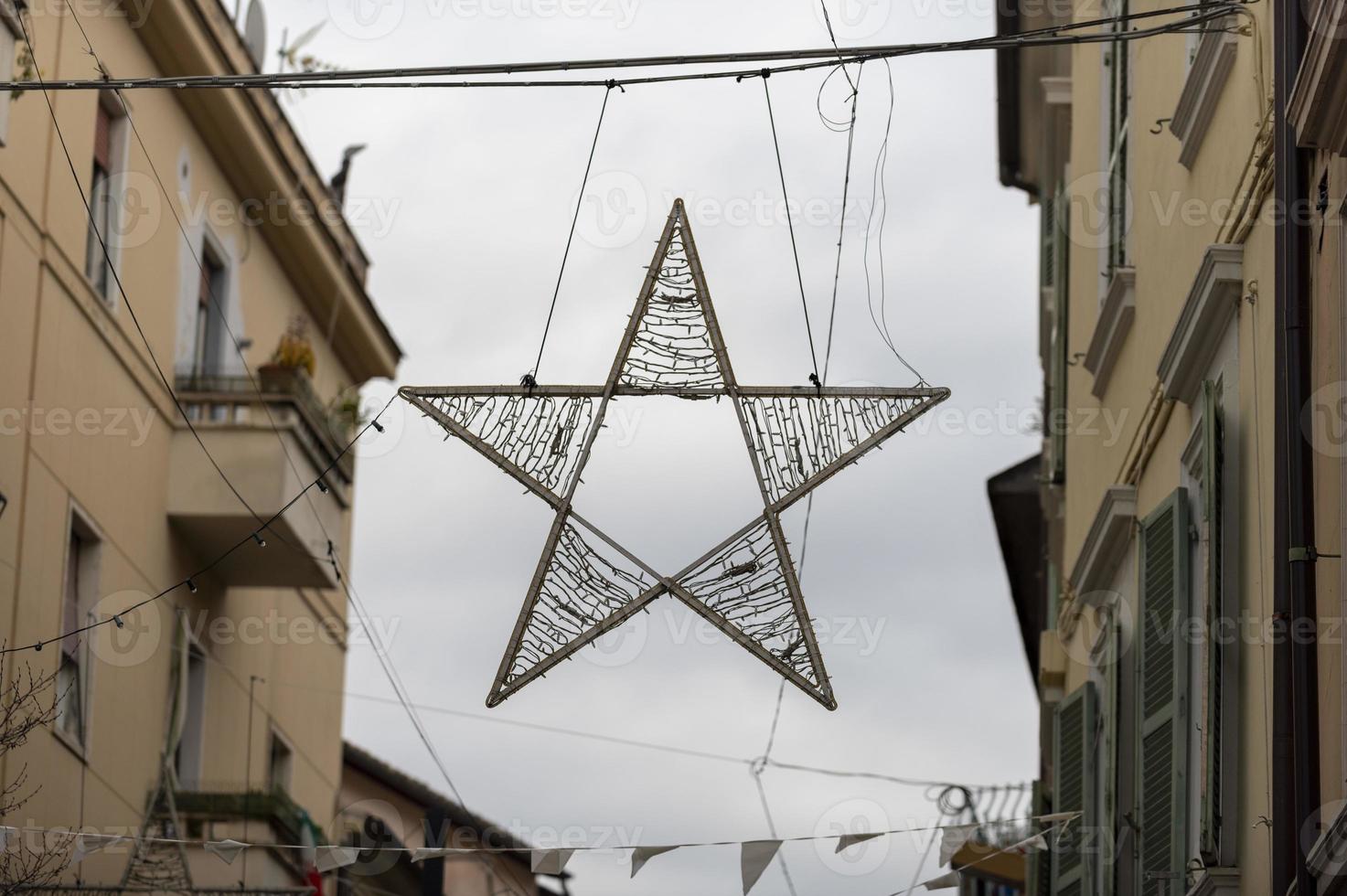 lumières en forme d'étoile de noël dans la ville photo