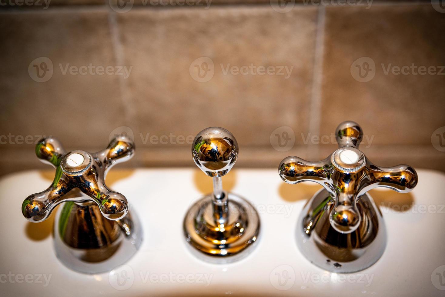 robinets sanitaires de salle de bain photo