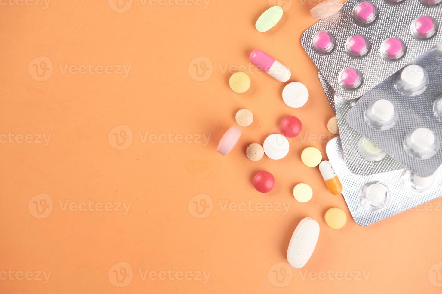 Gros plan de nombreuses pilules et capsules colorées photo