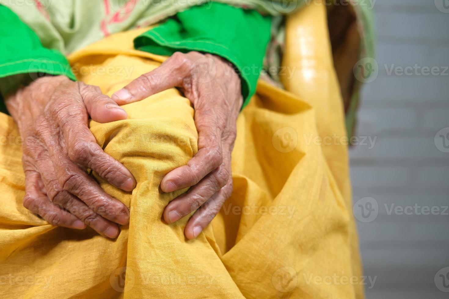 gros plan sur les femmes âgées souffrant de douleurs articulaires au genou photo