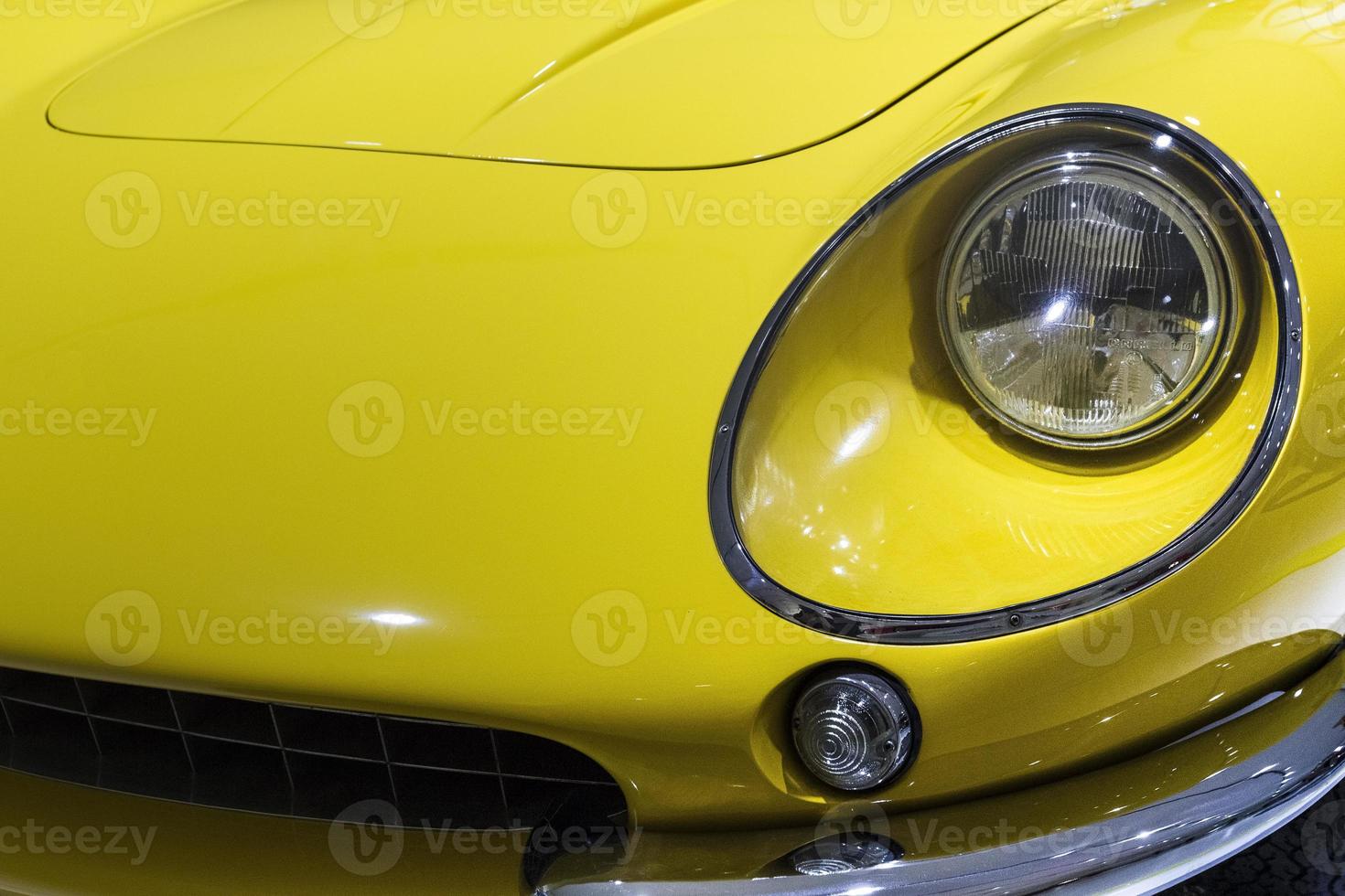 voiture ancienne ferrari jaune photo