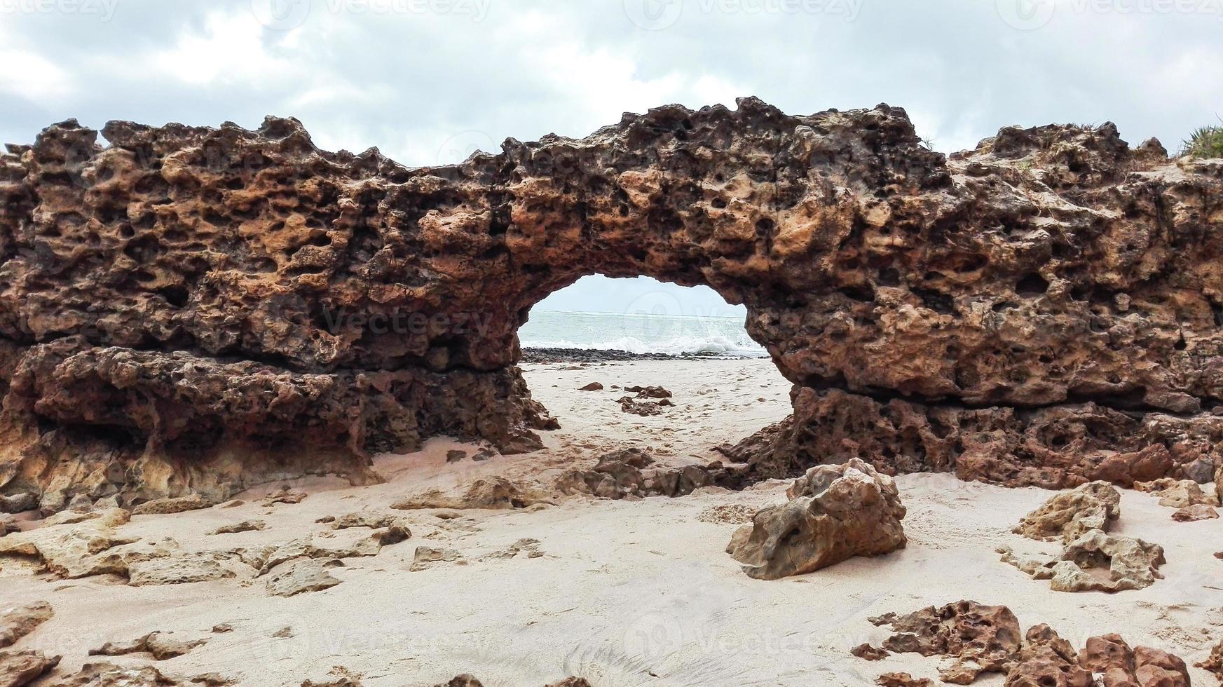 roche naturelle brésilienne de la côte photo
