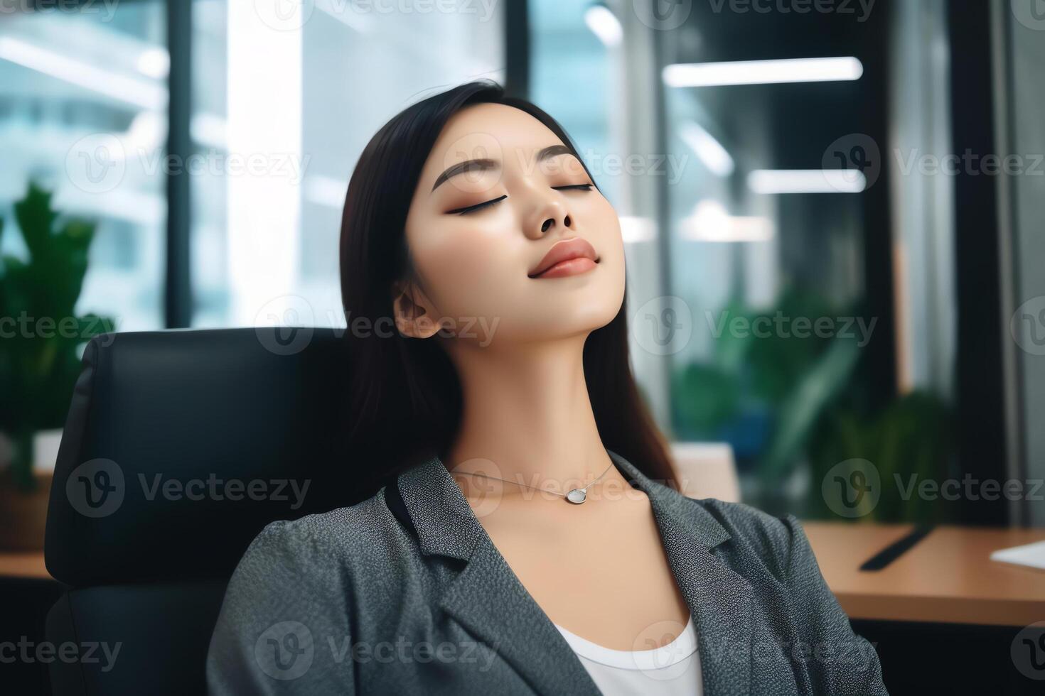 ai génératif souriant femme d'affaires séance dans Bureau chaise relaxant avec yeux fermé calme femelle ouvrier ou femme PDG sentiment paisible repos à lieu de travail rêver à propos positif des choses distraits fr photo