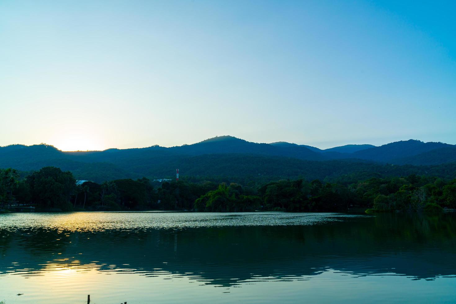 lac ang kaew à l'université de chiang mai avec une montagne boisée photo