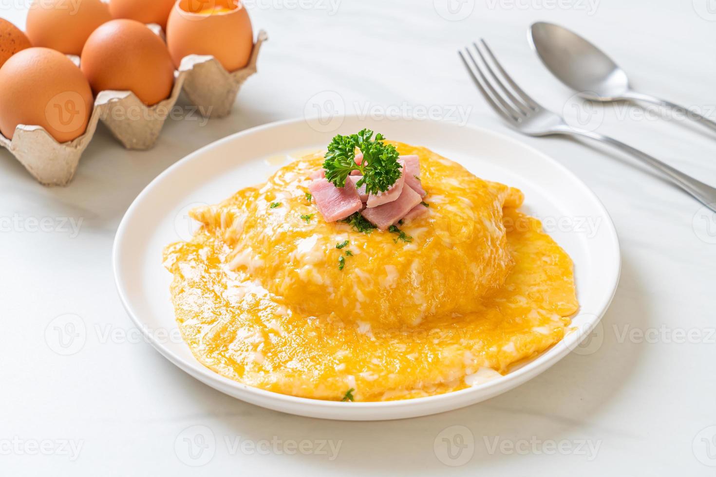 omelette crémeuse au jambon sur riz photo