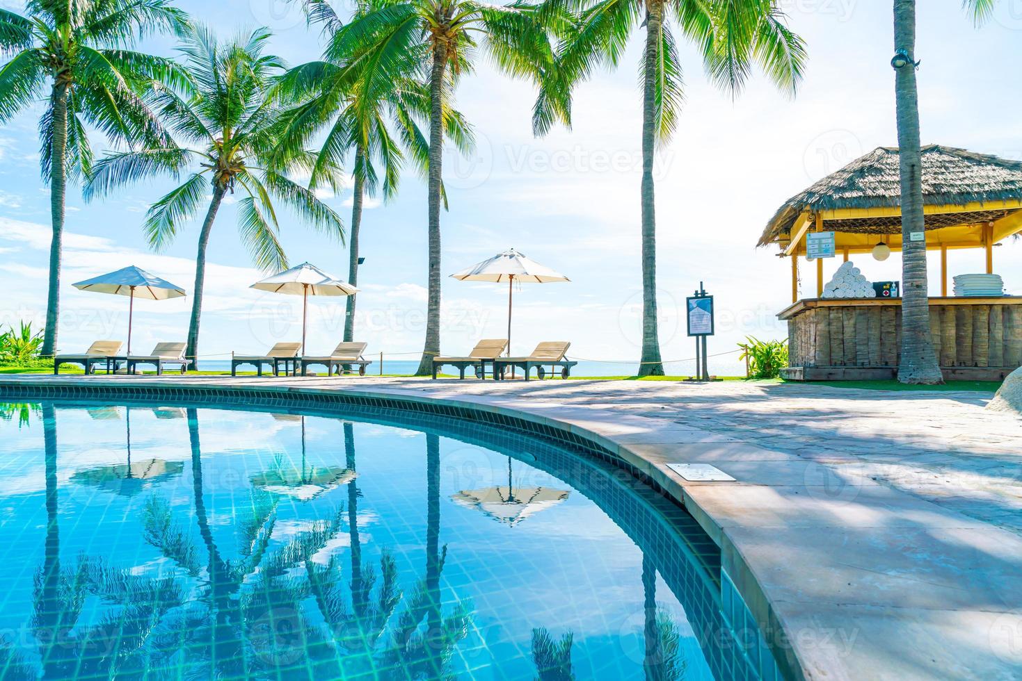 beau parasol et chaise autour de la piscine de l'hôtel et du complexe photo