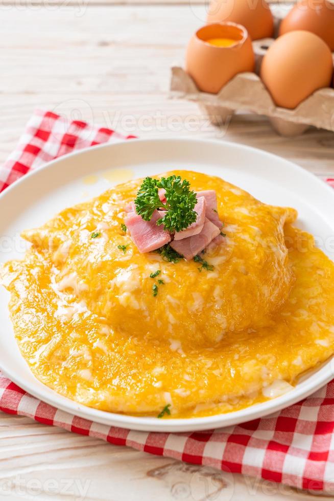 omelette crémeuse au jambon sur riz photo