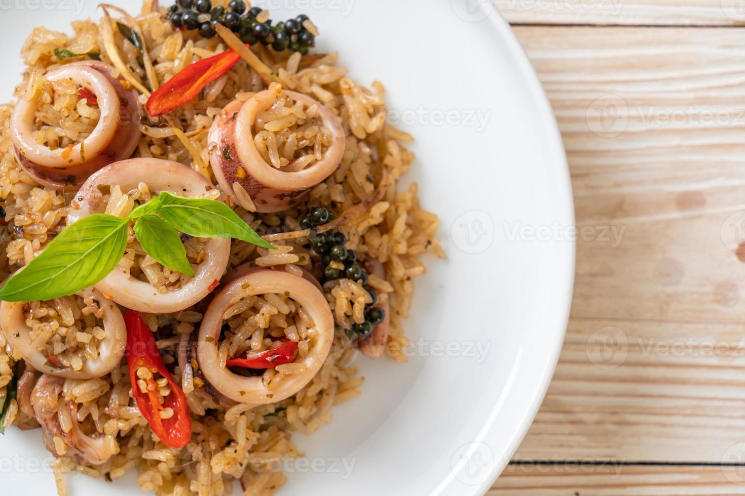 riz frit au basilic et aux herbes épicées avec calamar ou poulpe photo