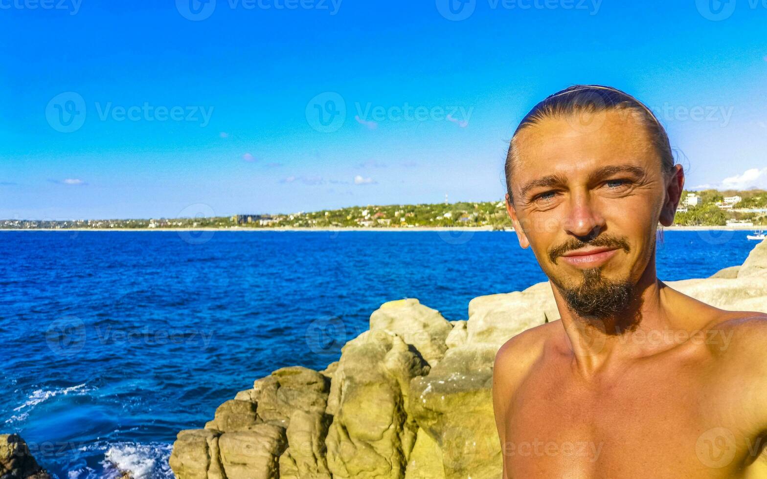 selfie avec rochers falaises vue vagues plage puerto escondido Mexique. photo