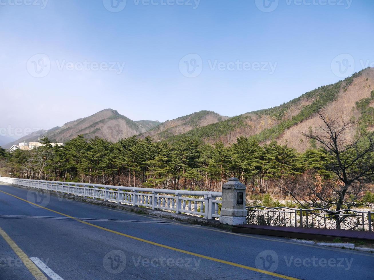 belle route des montagnes vers le parc national de seoroksan. Corée du Sud près de la ville de Sokcho photo