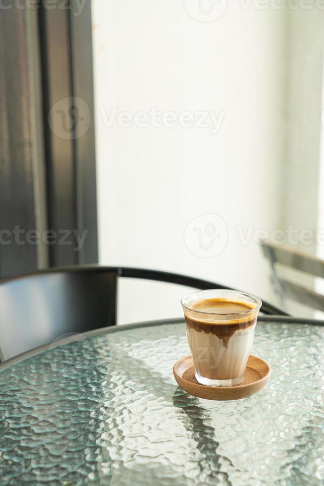 café sale - un verre d'espresso mélangé avec du lait frais froid photo