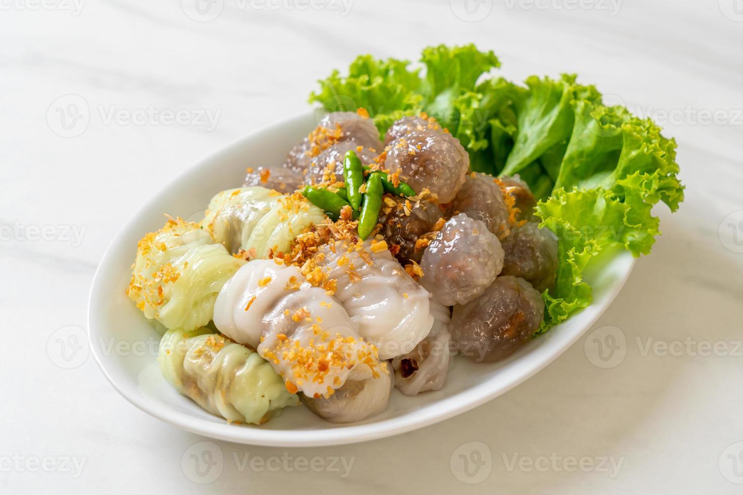 boulettes de riz cuites à la vapeur et boulettes de tapioca cuites à la vapeur avec du porc photo