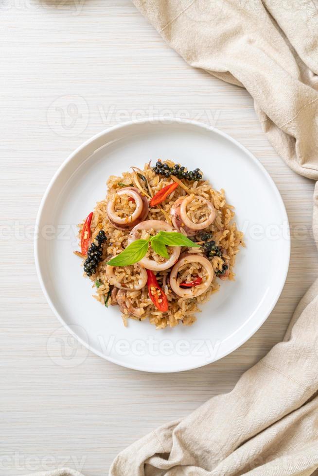 riz frit au basilic et aux herbes épicées avec calamar ou poulpe photo