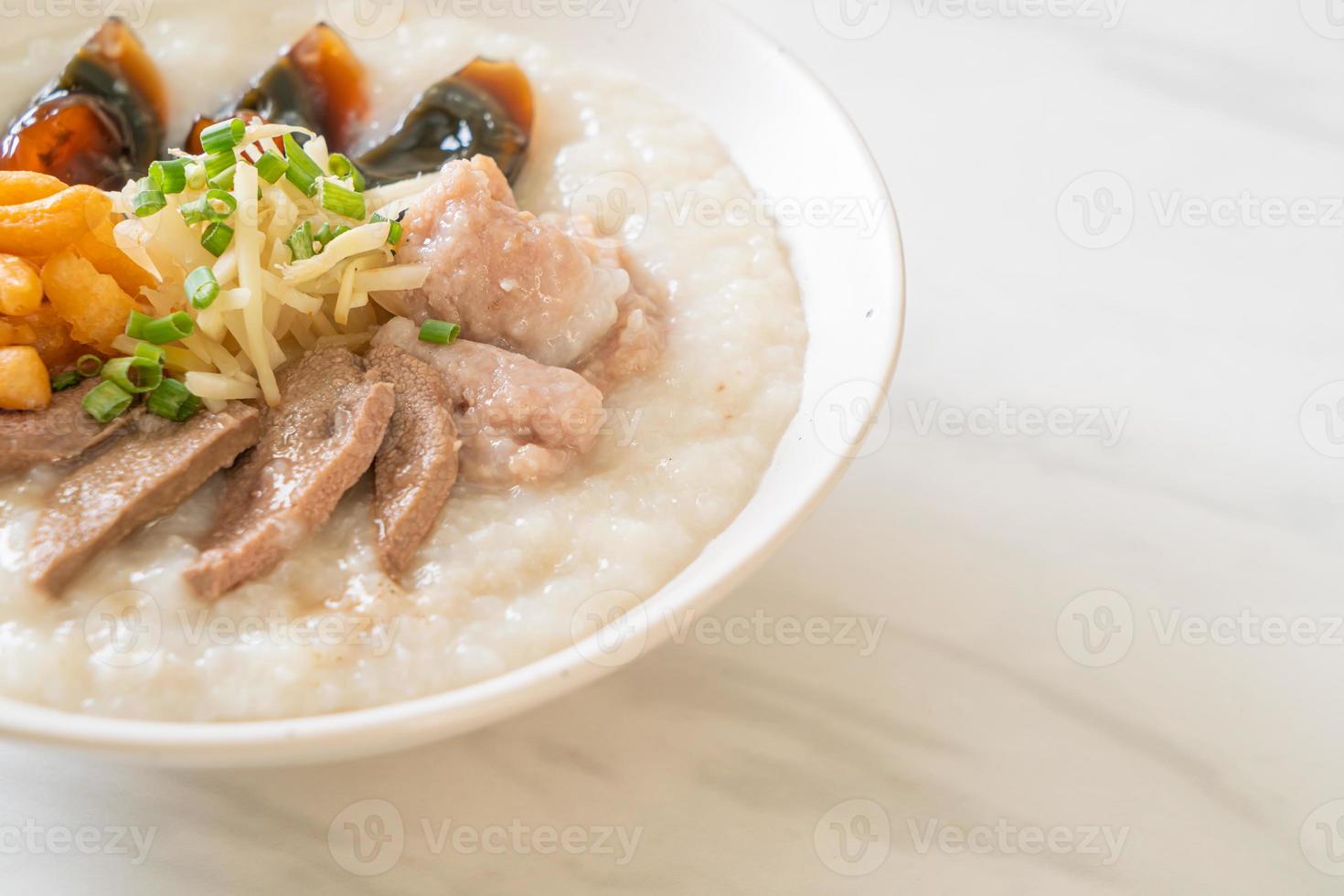 congee de porc ou porridge au porc photo