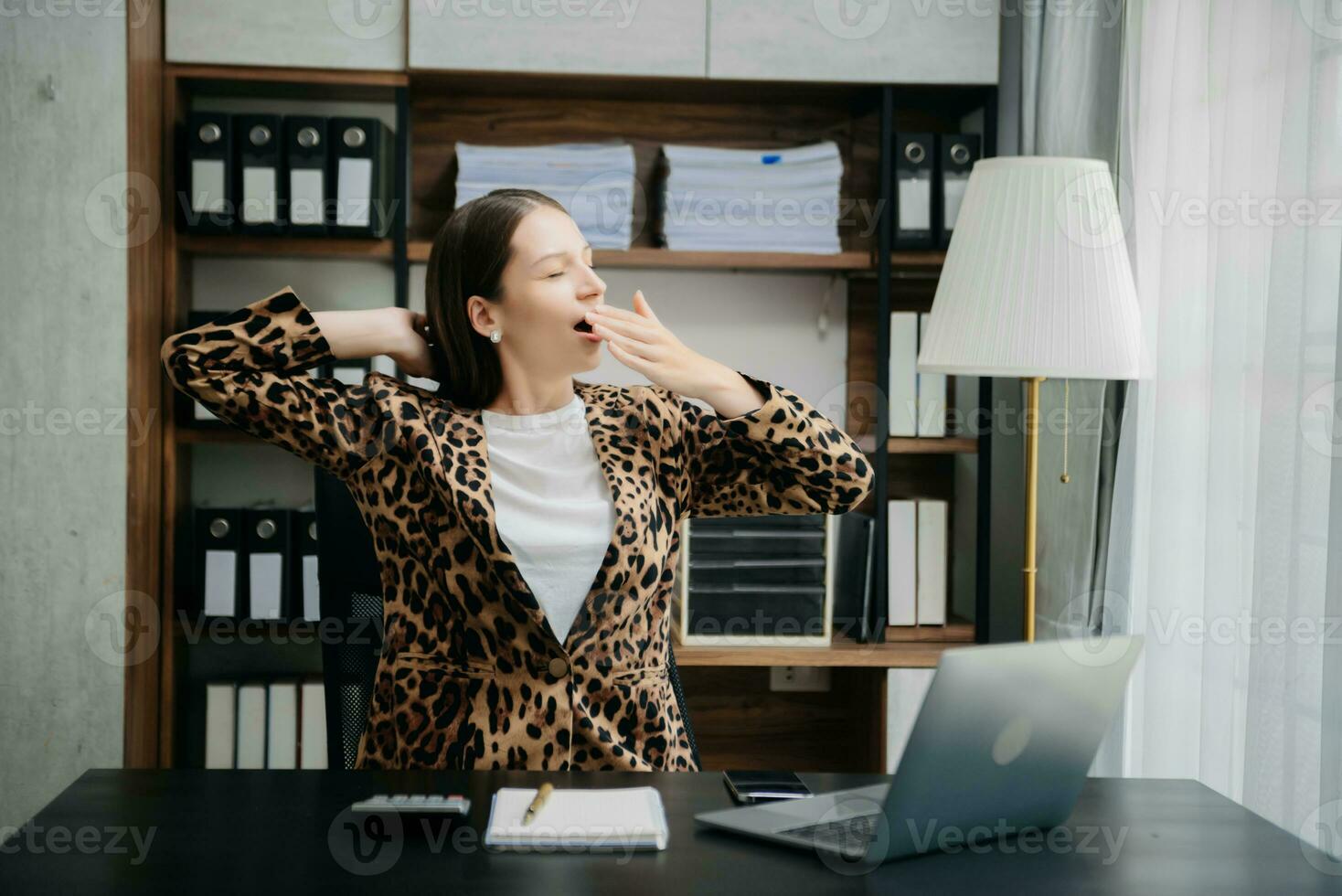 surmené Jeune caucasien femme d'affaires Bureau ouvrier Souffrance de cou douleur après avait une longue journée à sa bureau. Bureau syndrome concept photo