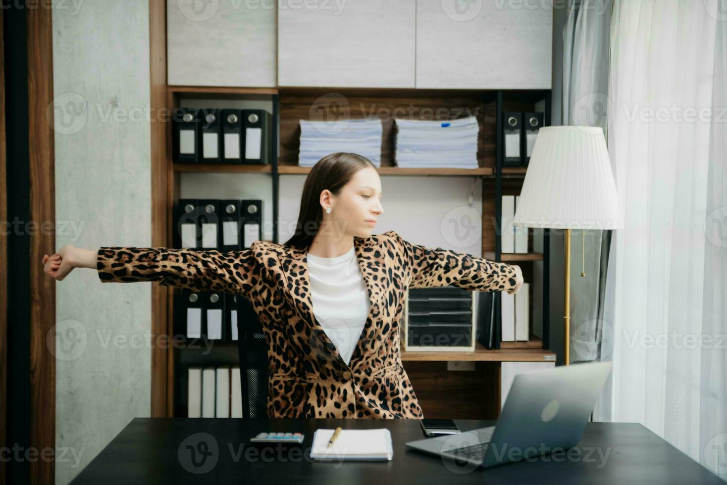 surmené Jeune caucasien femme d'affaires Bureau ouvrier Souffrance de cou douleur après avait une longue journée à sa bureau. Bureau syndrome concept photo