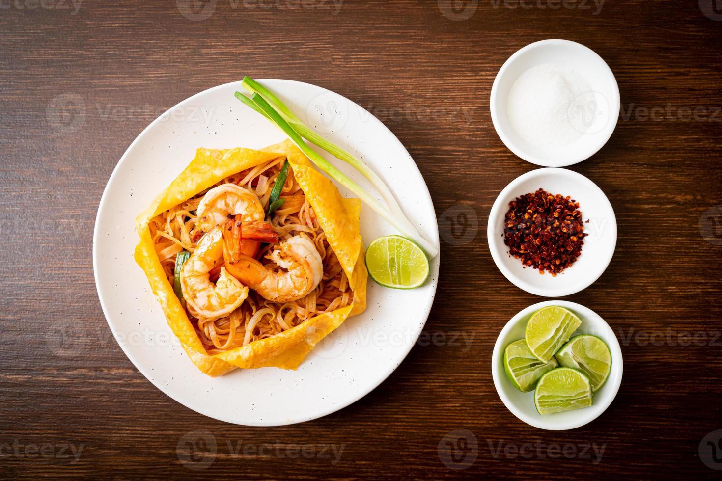 nouilles sautées thaï aux crevettes et wrap aux œufs ou pad thaï photo