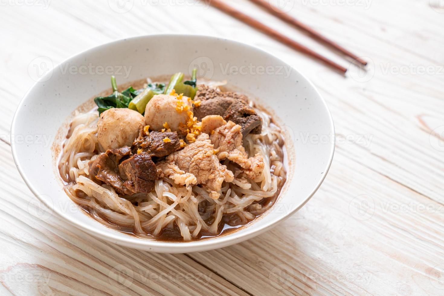 soupe de nouilles de riz avec ragoût de porc photo