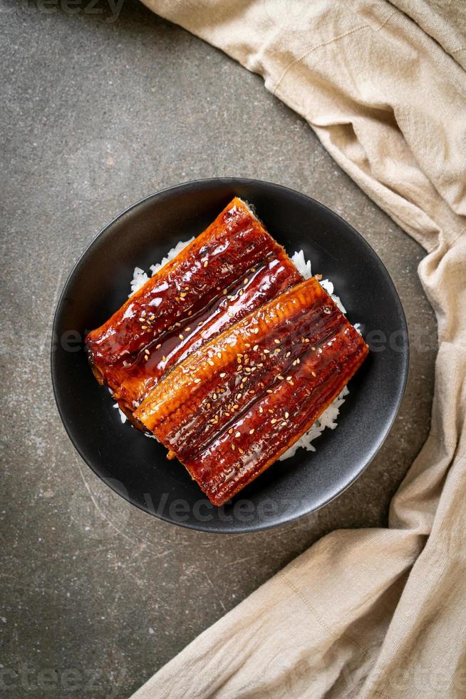 anguille japonaise grillée avec bol de riz ou unagi don photo