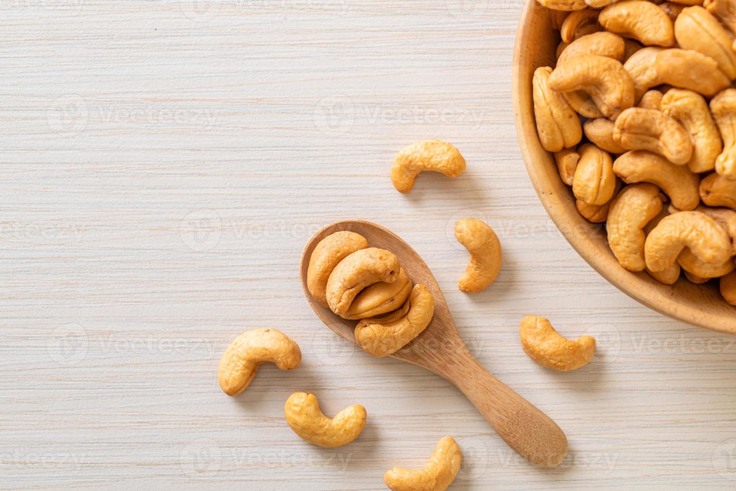 noix de cajou dans un bol en bois photo