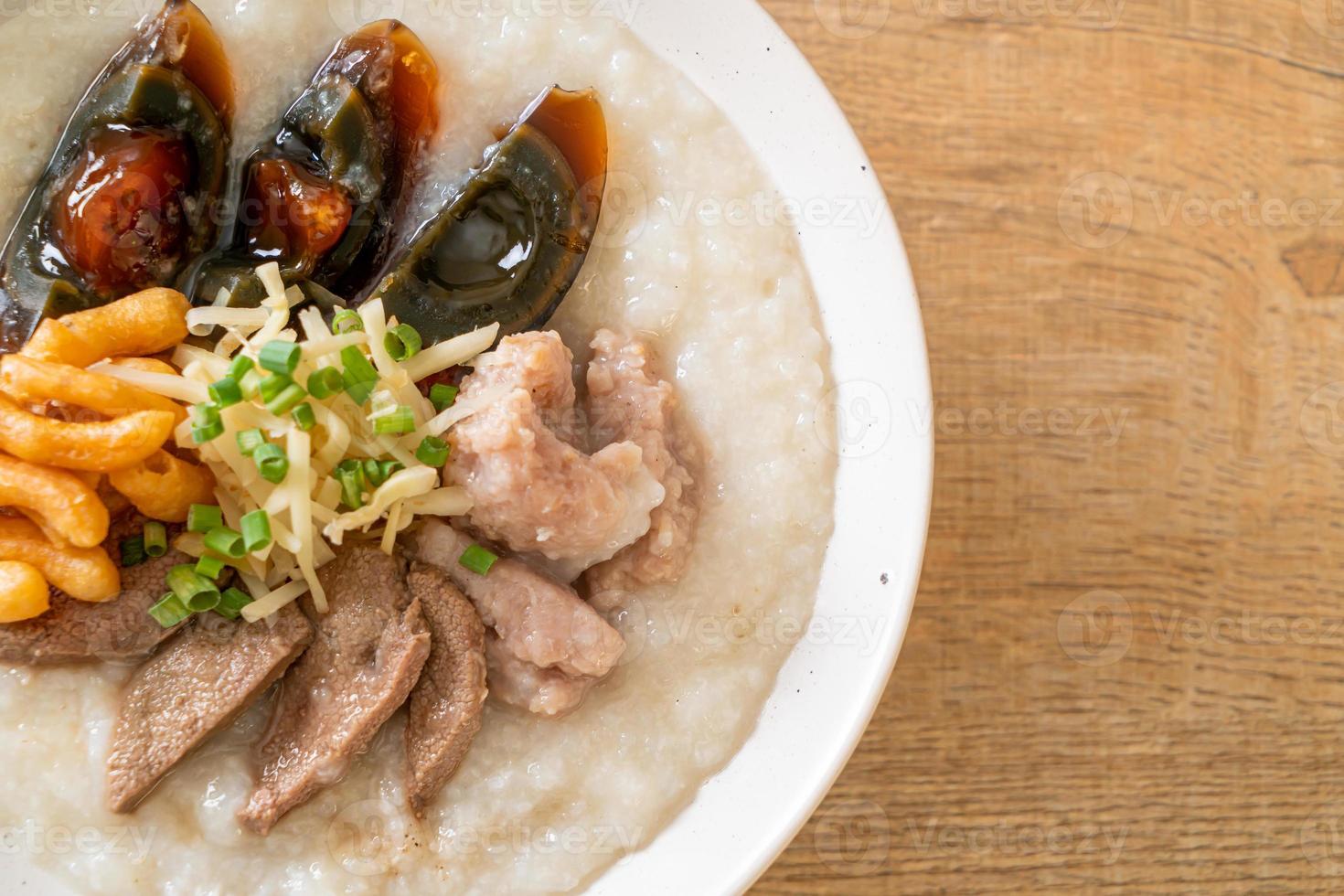 congee de porc ou porridge au porc photo