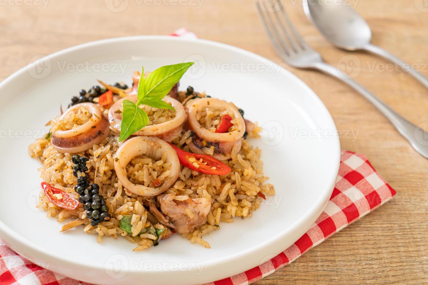 riz frit au basilic et aux herbes épicées avec calamar ou poulpe photo