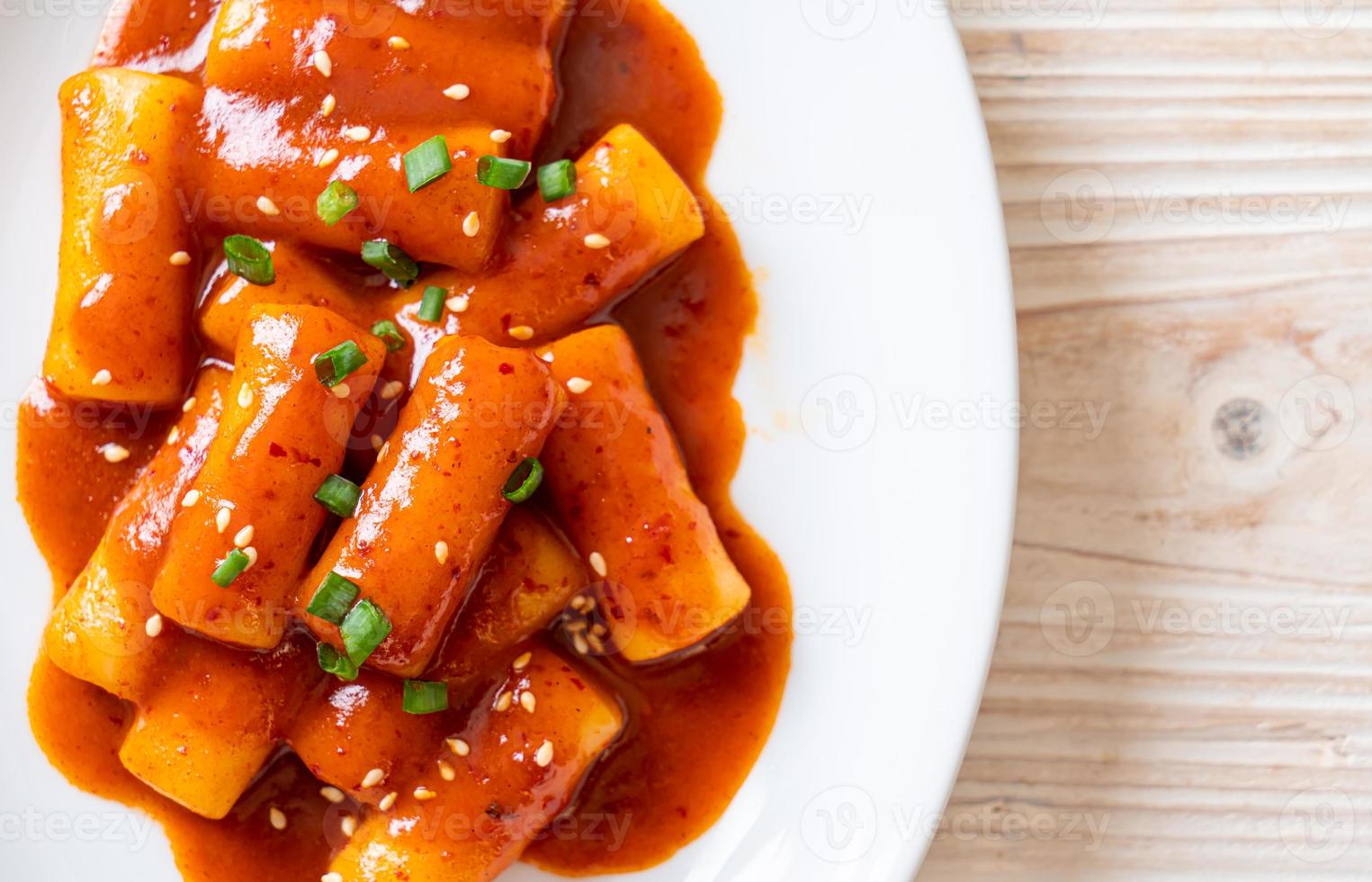 bâtonnet de gâteau de riz coréen à la sauce épicée - tteokbokki photo