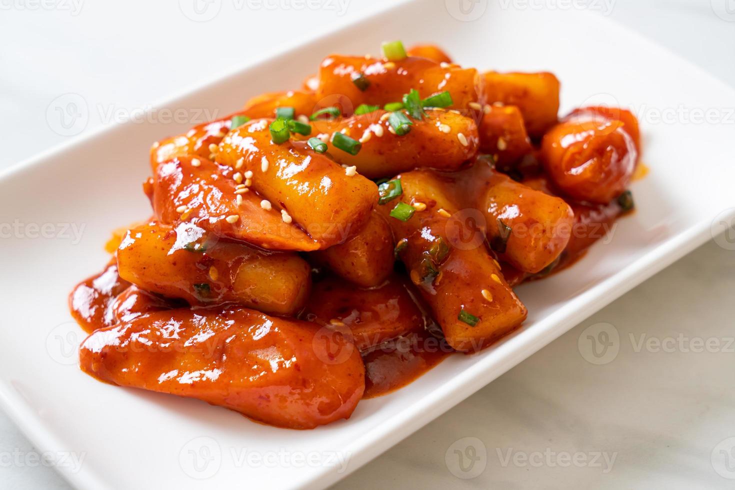 bâtonnet de gâteau de riz coréen avec saucisse à la sauce épicée - tteokbokki photo